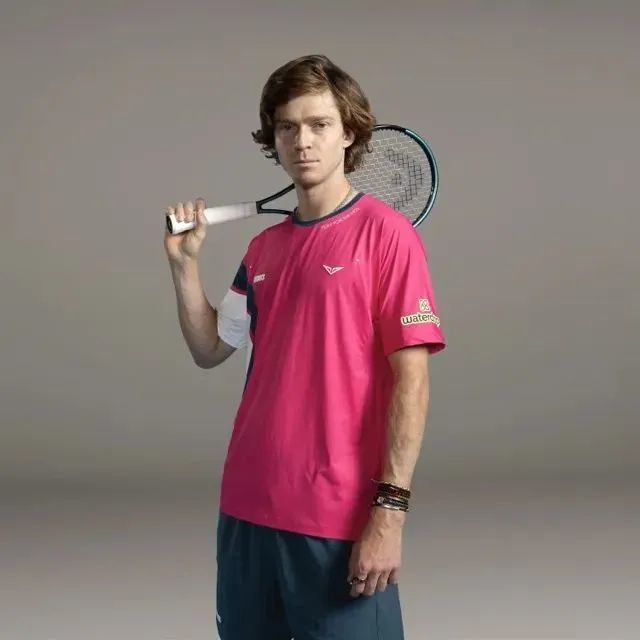 有父亲的风范吗？梅西小儿子西罗在迈阿密U8比赛中任意球破门